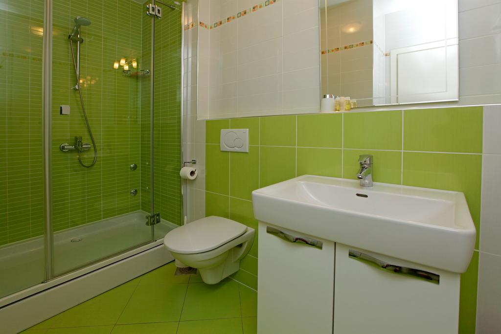 Apartments Diana - New Heated Pool Бол Екстер'єр фото