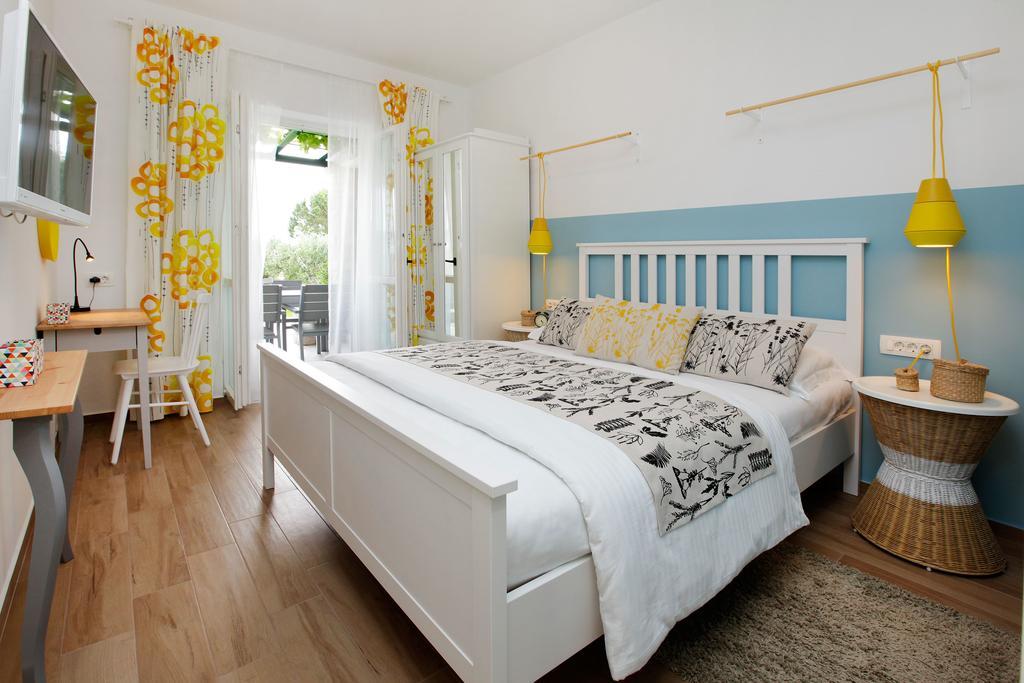 Apartments Diana - New Heated Pool Бол Екстер'єр фото