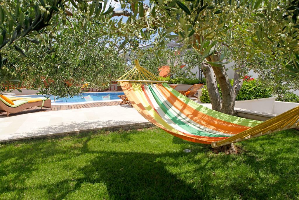 Apartments Diana - New Heated Pool Бол Екстер'єр фото