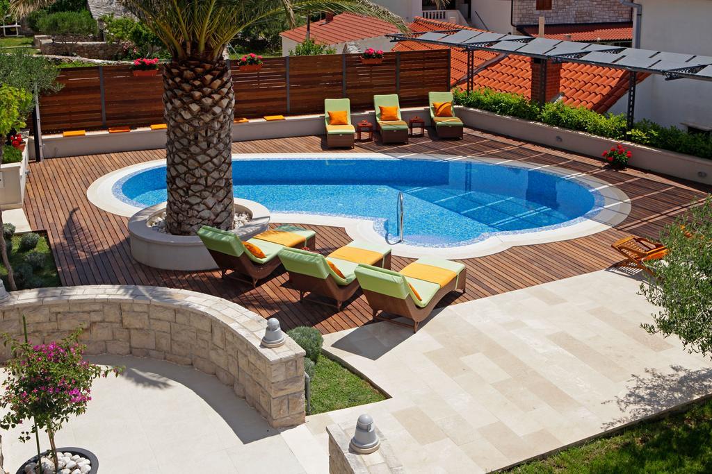 Apartments Diana - New Heated Pool Бол Екстер'єр фото