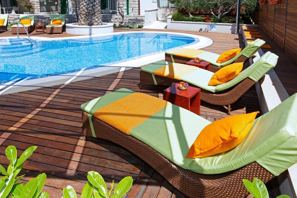 Apartments Diana - New Heated Pool Бол Екстер'єр фото